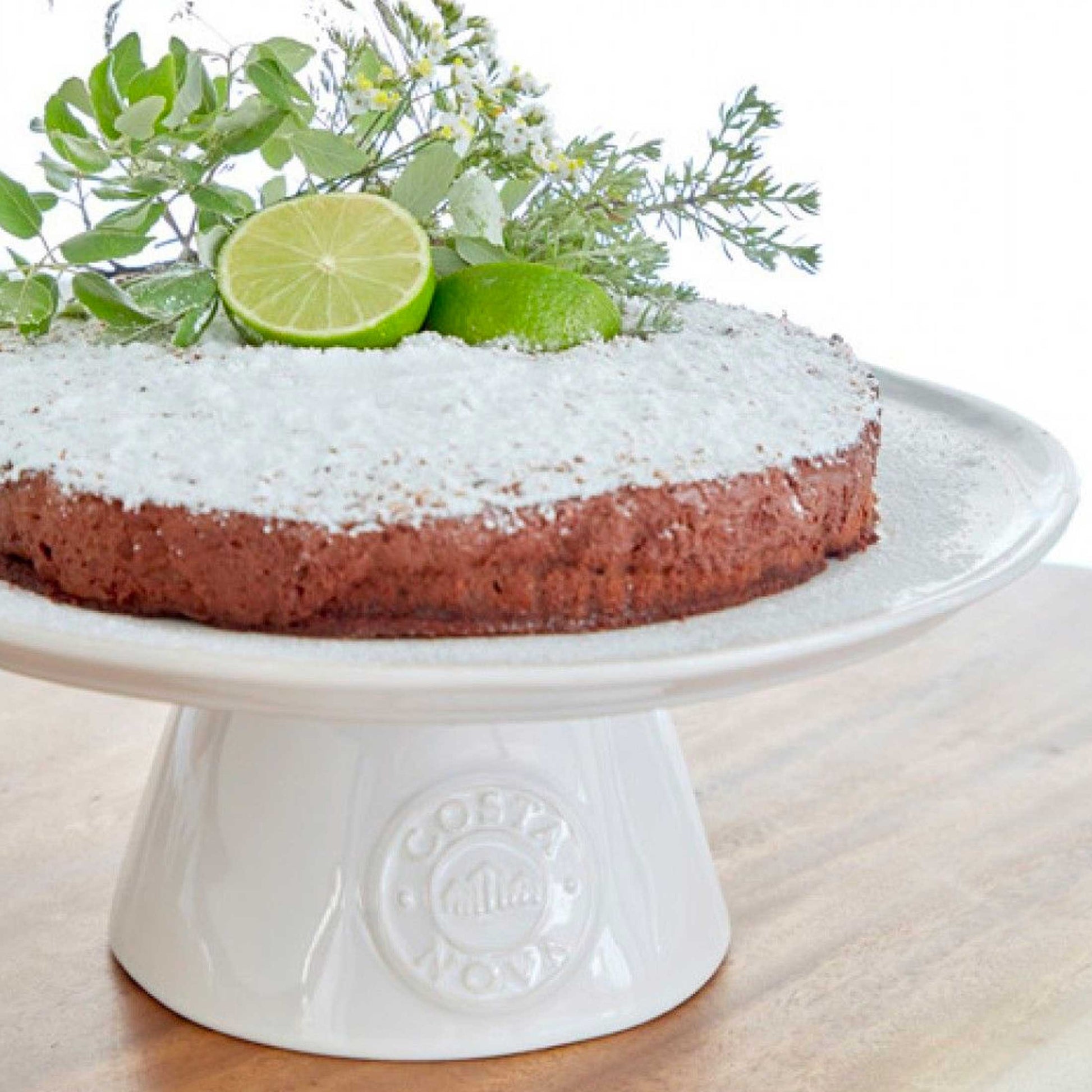 Weißer Kuchenständer mit Fuß und Logo Branding ♥ Der Tortenständer ist aus robustem Steinzeug & in Portugal hergestellt ♥ Soulbirdee Onlineshop