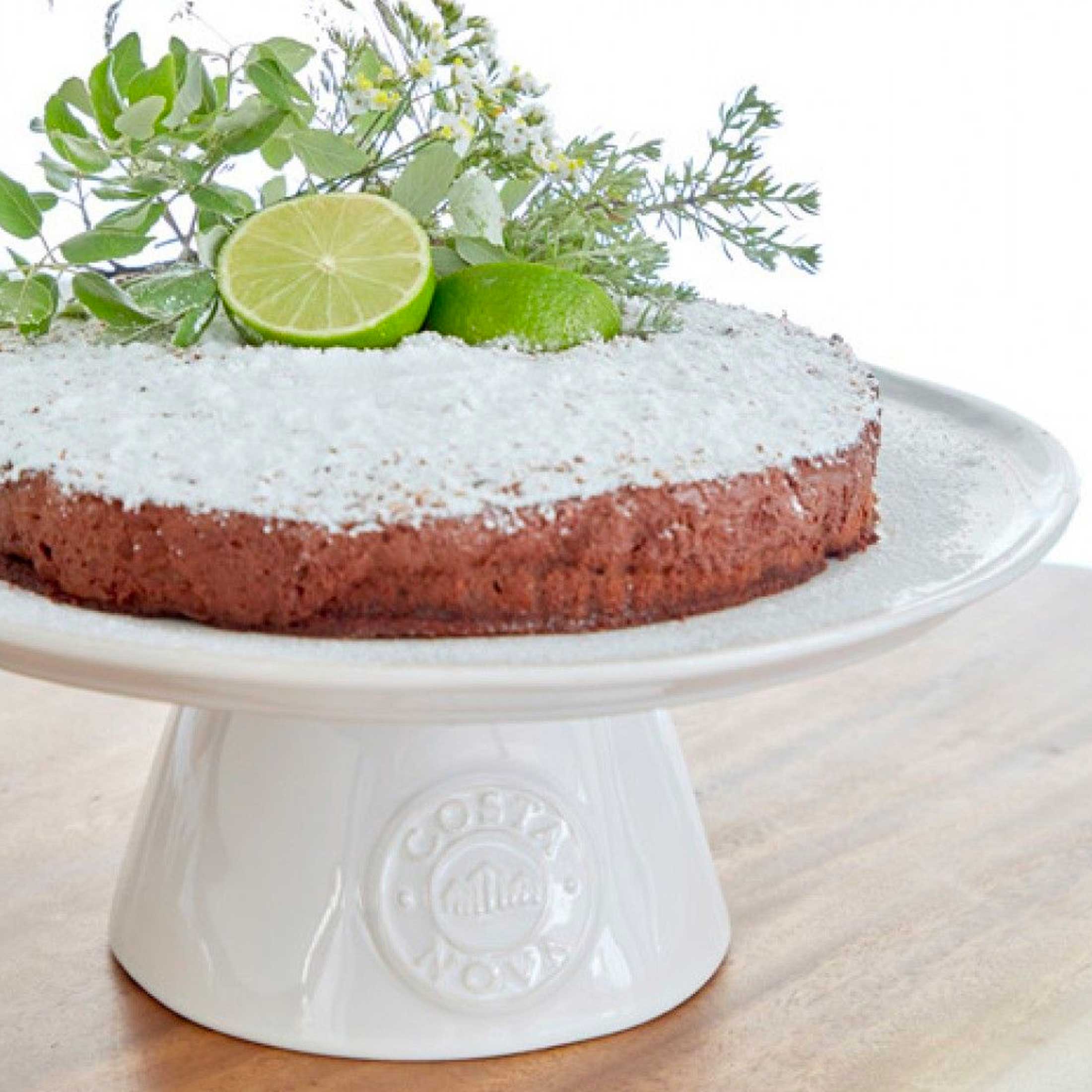 Weißer Kuchenständer mit Fuß und Logo Branding ♥ Der Tortenständer ist aus robustem Steinzeug & in Portugal hergestellt ♥ Soulbirdee Onlineshop