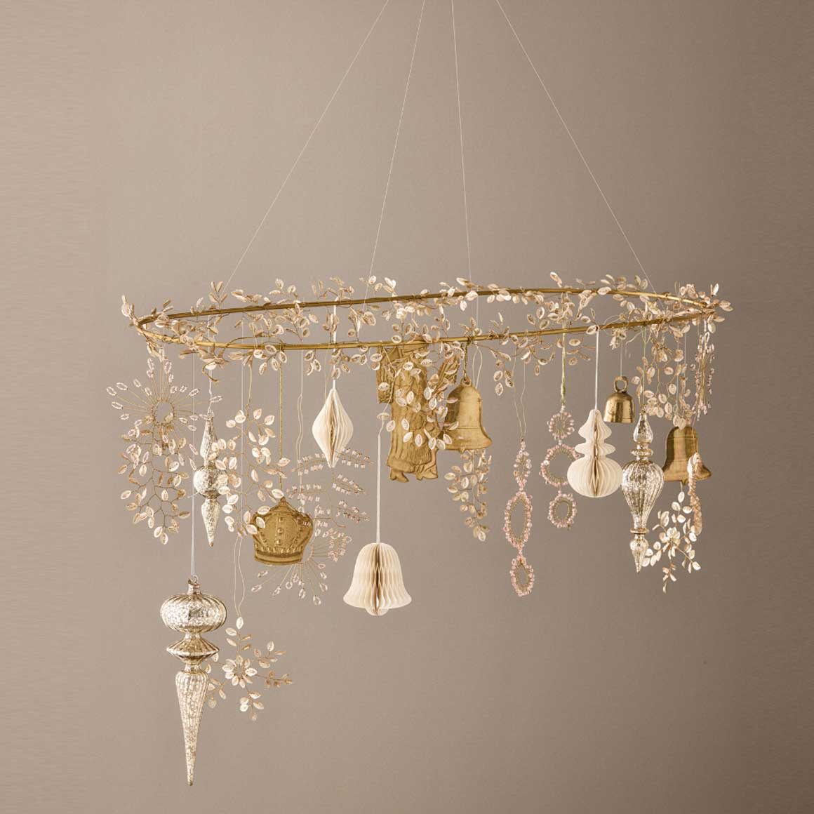 Hängende Weihnachtsdeko im Wohnzimmer mit goldenem ovalem Ring von Bungalow DK