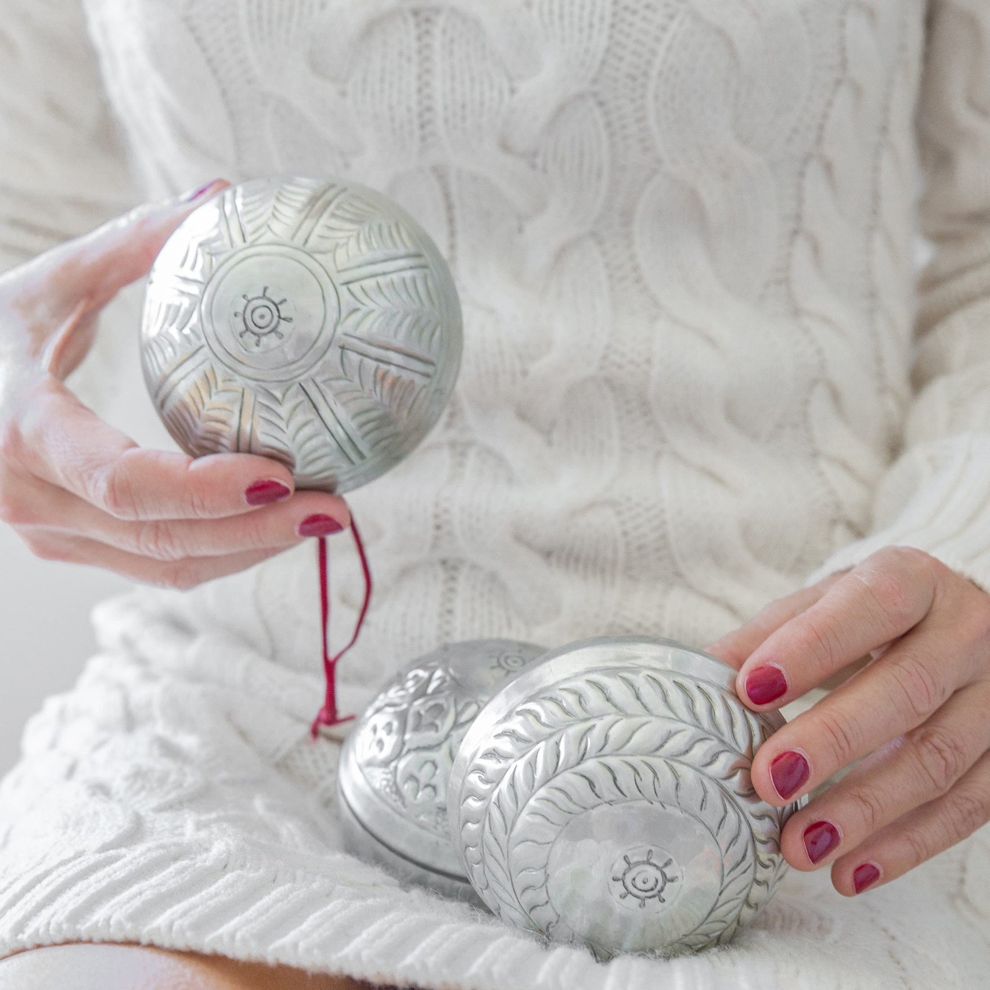 Weihnachtsdekoration in Silber aus Aluminium im marokkanischen Wohnstil von der Marke Van Verre. Christbaumkugeln zum öffnen für Geldgeschenke