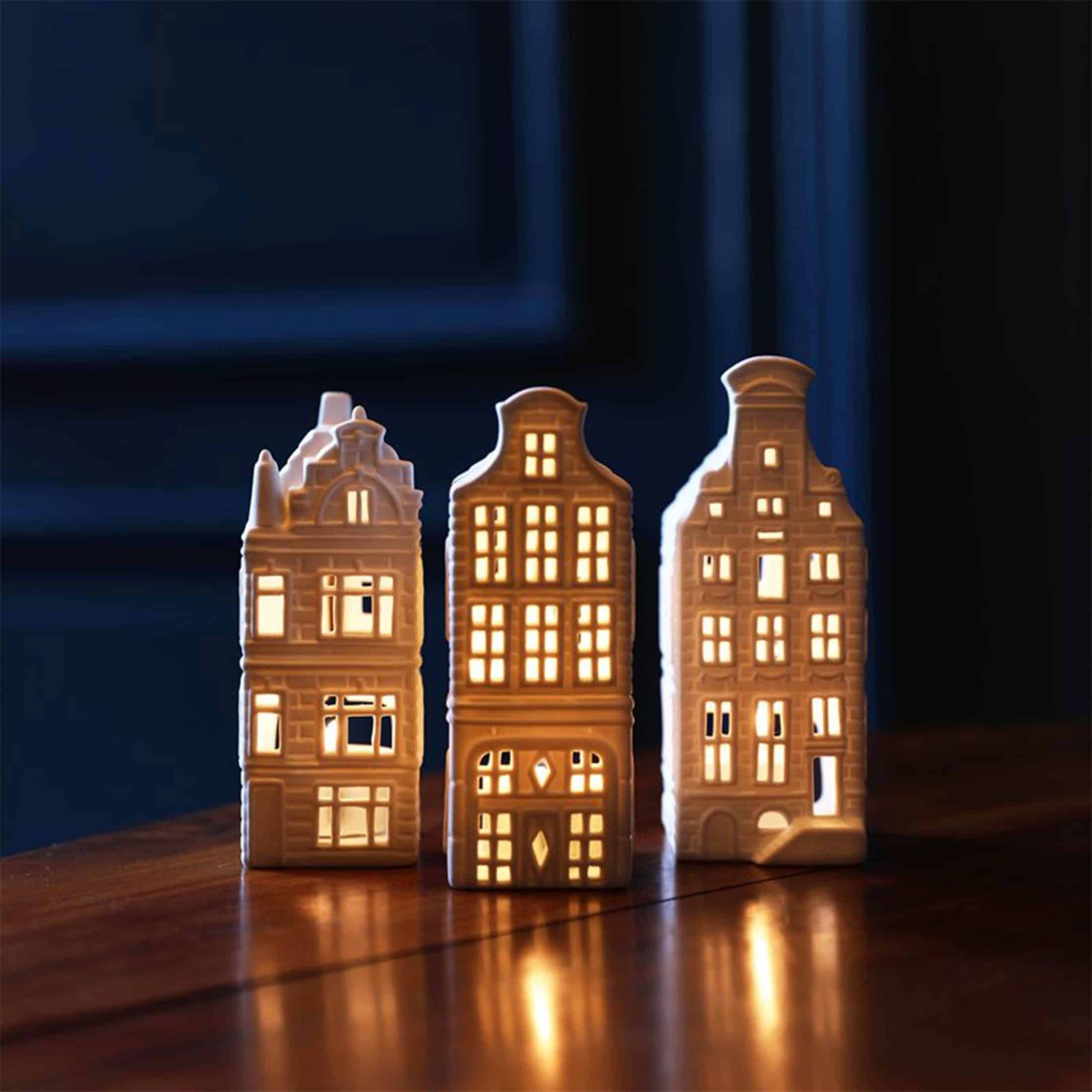 Weisses Lichthaus im Set ✓ 3 Lichthäuser für Teelichter ✓ &Klevering Lichthaus online kaufen ✓ Soulbirdee Online Shop Amsterdam Geschenkidee Lichthaus Set aus Amsterdam ✓ Porzellanhaus für Teelichter ✓ &Klevering Lichthausdeko Teelichthaus | Lichthäuser kaufen ✓ Soulbirdee OnlineShop