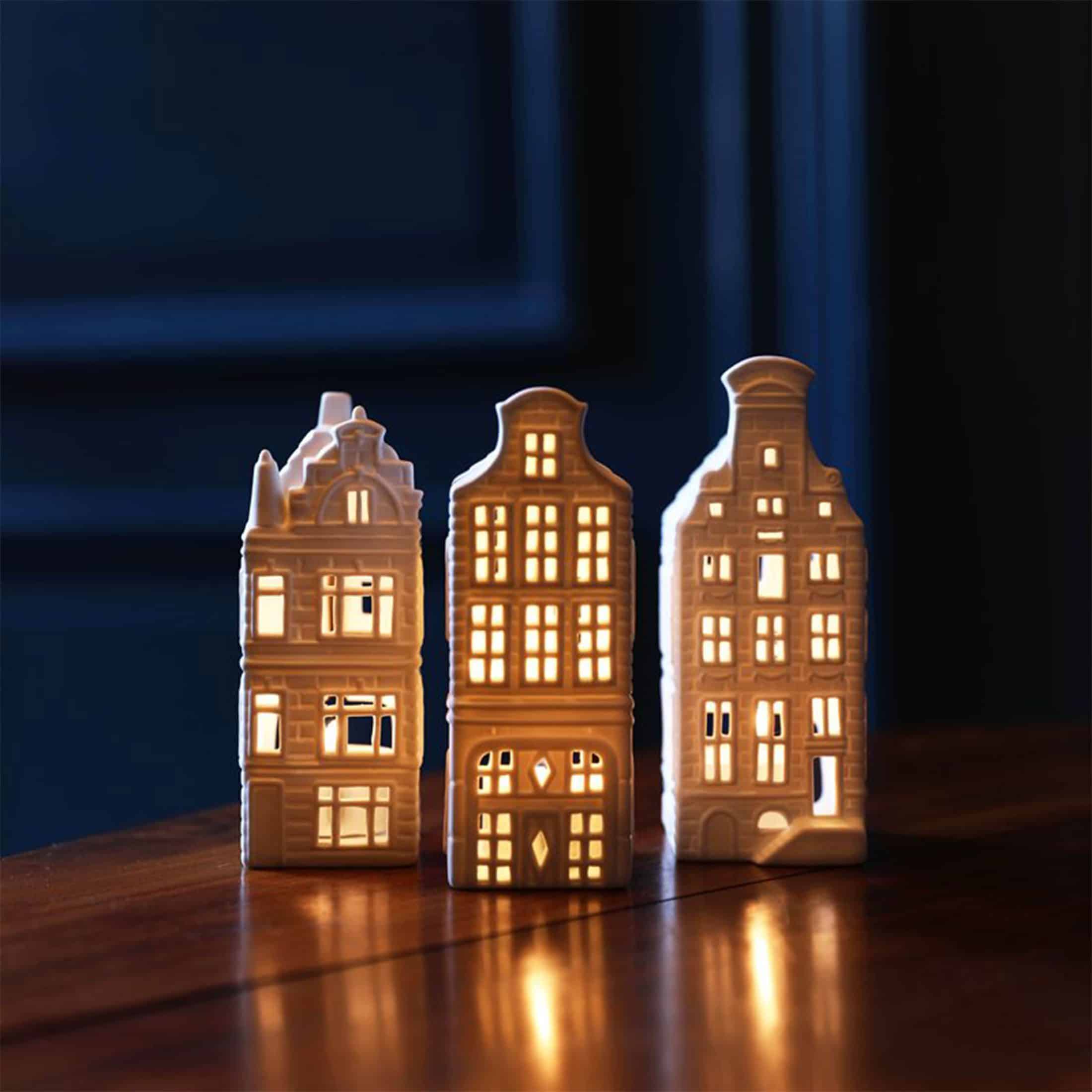 Weisses Lichthaus im Set ✓ 3 Lichthäuser für Teelichter ✓ &Klevering Lichthaus online kaufen ✓ Soulbirdee Online Shop Amsterdam Geschenkidee Lichthaus Set aus Amsterdam ✓ Porzellanhaus für Teelichter ✓ &Klevering Lichthausdeko Teelichthaus | Lichthäuser kaufen ✓ Soulbirdee OnlineShop