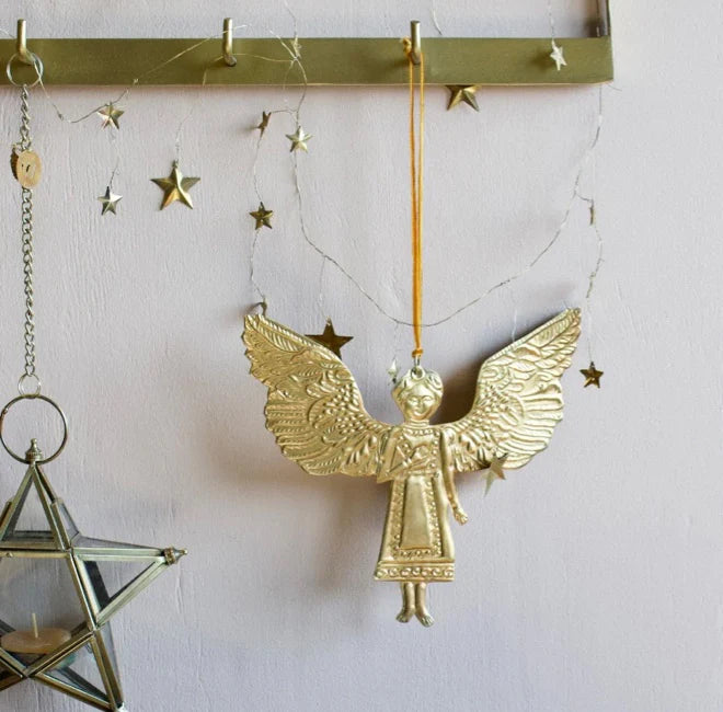 goldener Engel dekoanhänger als ornament hängend dekoriert