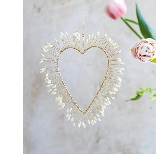 Herz in gold mit weißen perlen dekoanhänger hängend als Boho Deko von weldaad