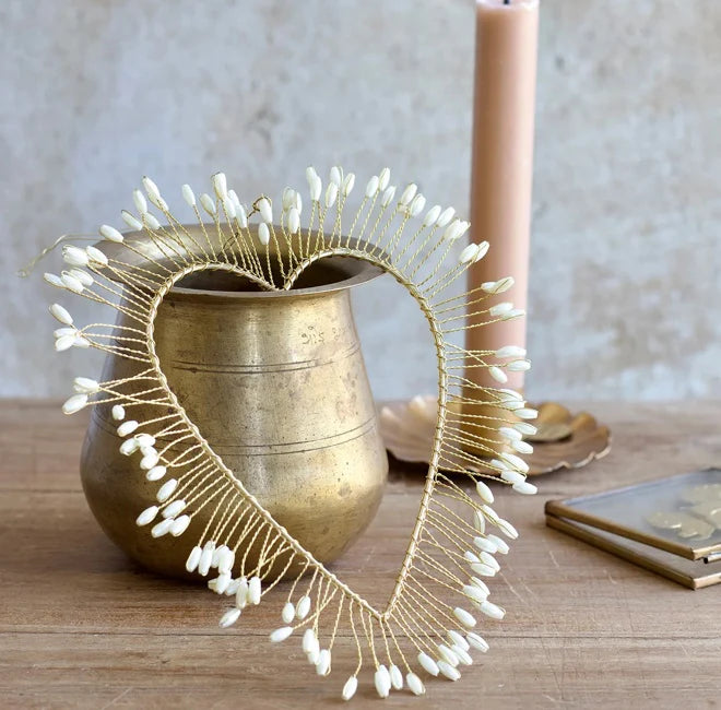 handgefertigtes Herz in gold aus metall mit weißen perlen als dekoanhänger im Boho style