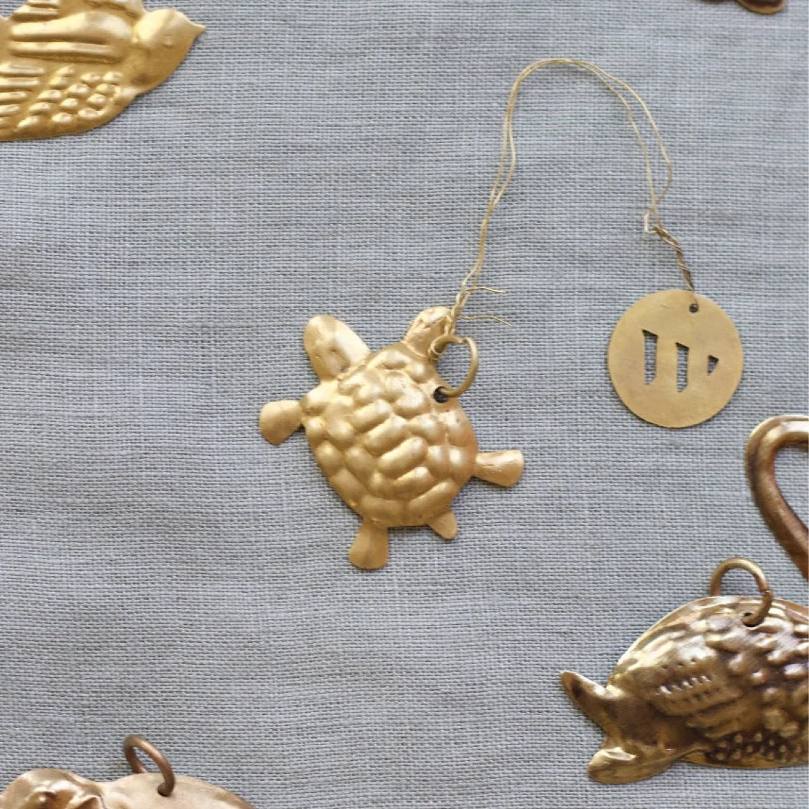 Dekoanhänger aus Blech schildkröte Turtle in gold mit Logo Branding als Boho Deko Weldaad