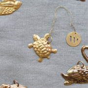Dekoanhänger aus Blech schildkröte Turtle in gold mit Logo Branding als Boho Deko Weldaad
