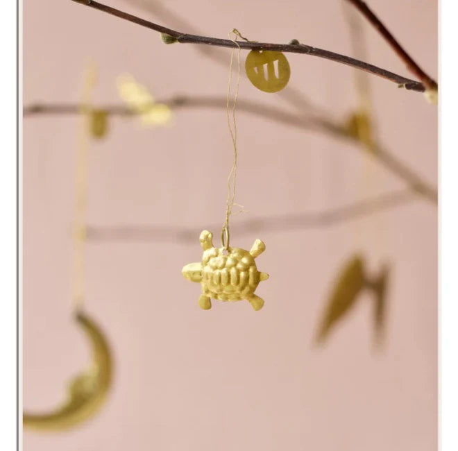 Hängende schildkröte Turtle in gold mit Logo Branding als dekoanhänger als Boho Deko Weldaad