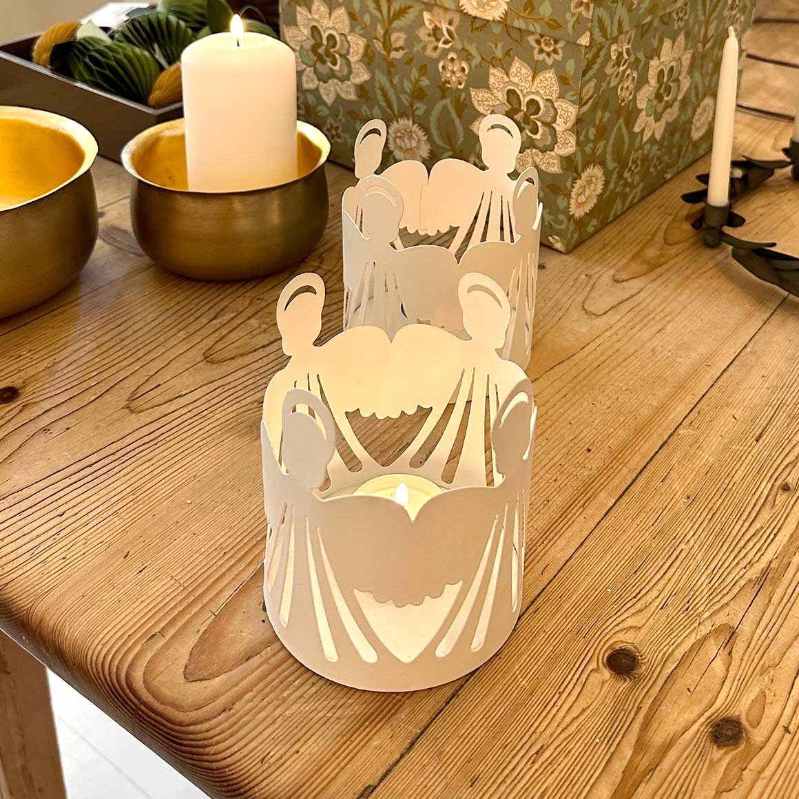 Windlicht Tischdeko rund Weihnachten Engel Weiss Kerzendeko mit Engeln Deko Landhaus rundes Windlicht, das von Engeln umgeben ist Weiße Laterne als Tischdeko Soulbirdee Weihnachtsshop Bungalow DK Kopenhagen