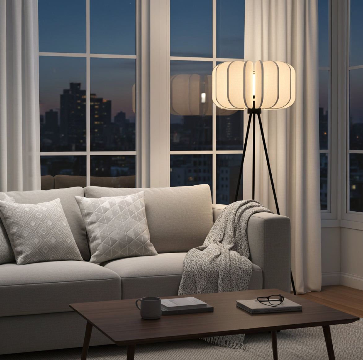 Moderne Stehlampe im Wohnzimmer, die warmes sanftes Licht verteilt mit fächer-förmigem Lampenschirm Beige  & Tripod-Gestell schwarz