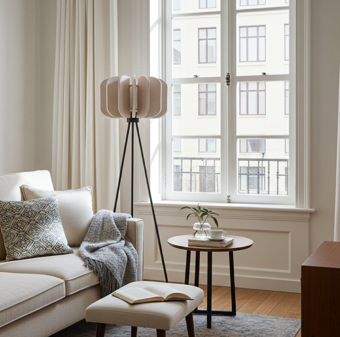 Design Stehlampe im Wohnzimmer, die MULA mit fächer-förmigem Lampenschirm Beige aus Filz & Tripod-Gestell schwarz