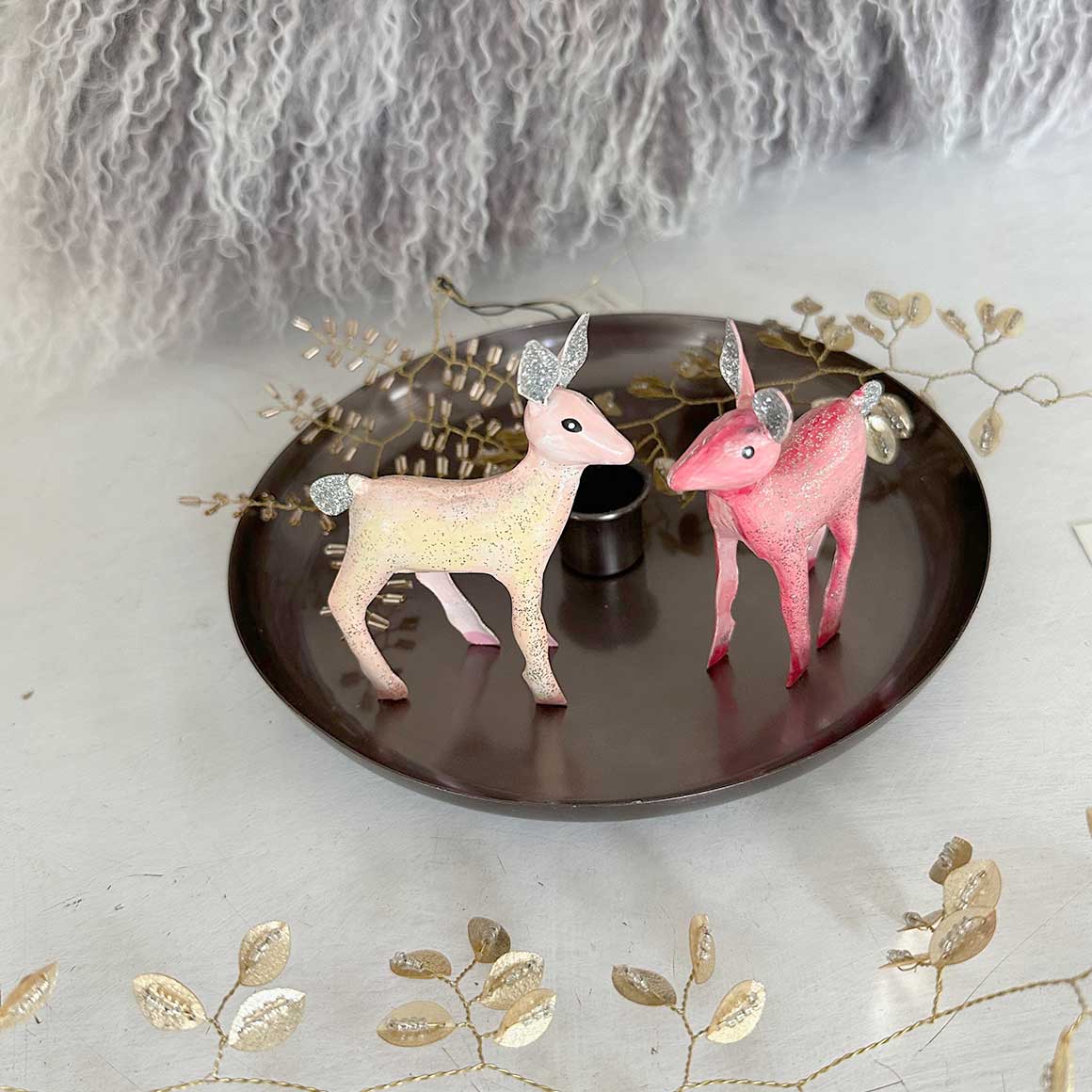 Bambi e kleine Rehe als Weihnachtsdeko 2024 | Dekofiguren um ein süßes Dekotablett zu dekorieren mit Herbstdeko & Winterdeko | Soulbirdee Weihnachtsshop rosa pink glitzer glam
