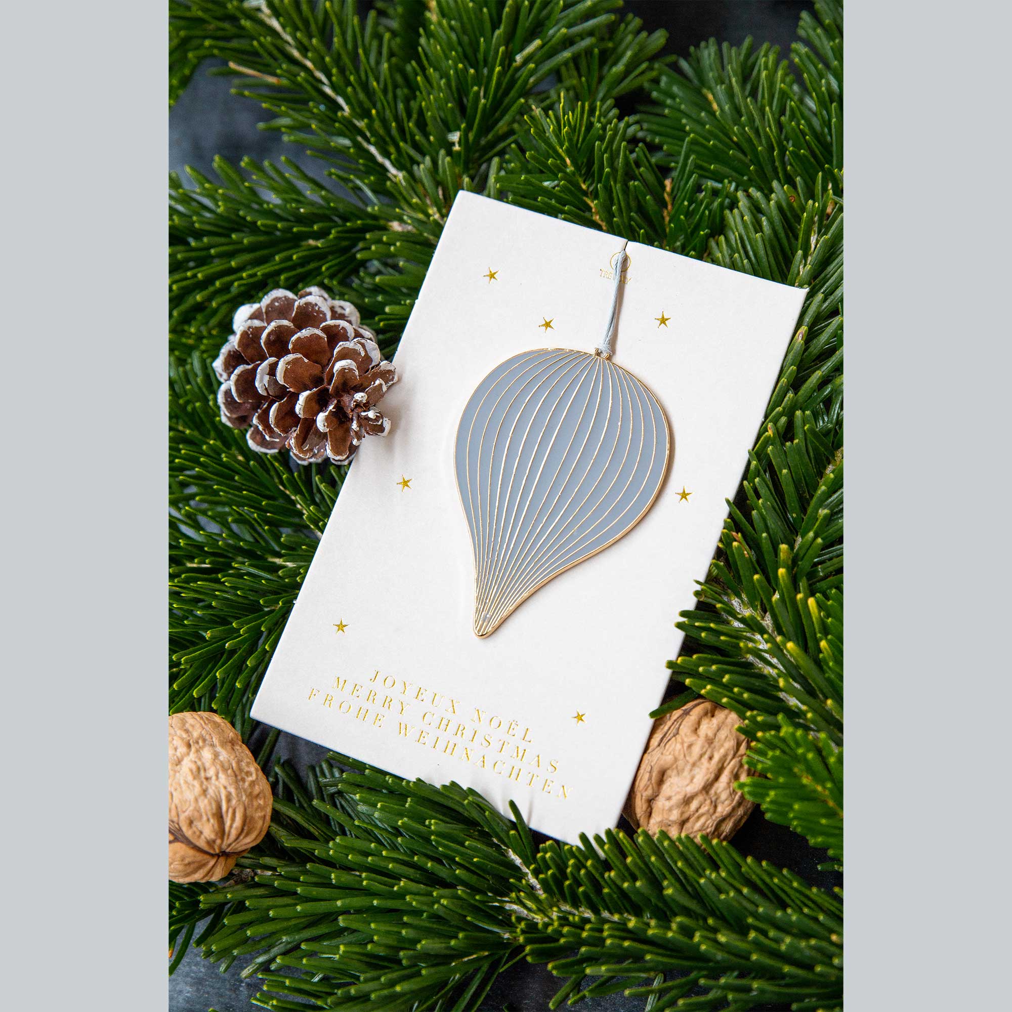 Christbaumschmuck aus goldenem Metall und grau emailliert in Form eines Tropfens. Dekoanhänger vom Soulbirdee Onlineshop