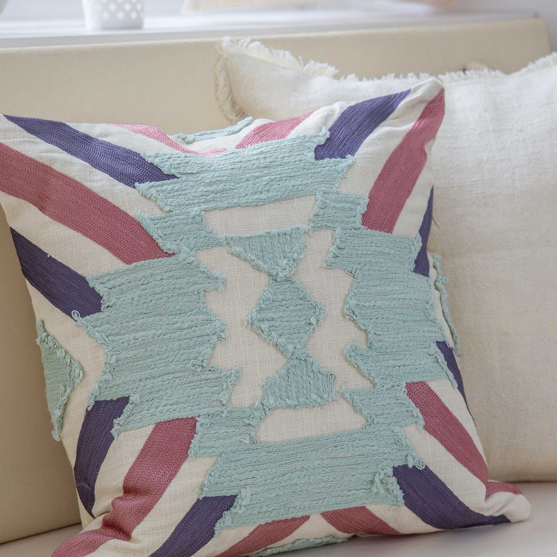 Boho Kissen im Bohemian Wohnstil in 45 x 45 cm aus Baumwolle. Kissen mit Streifen von Liv Interior im angesagten Boho Wohnstil Soulbirdee Onlineshop