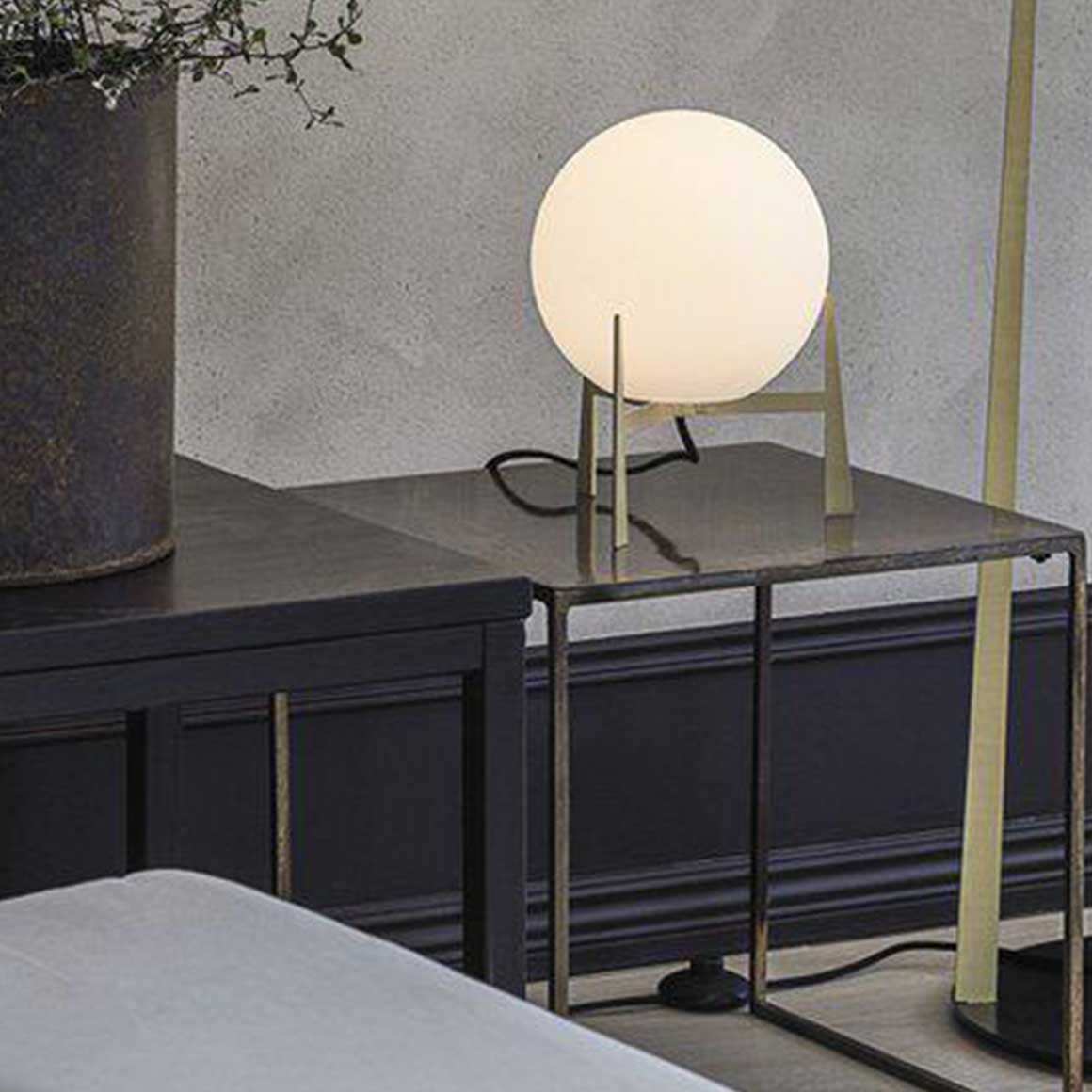 Tischlampe modern mit Weißer Kugel aus Glas als Lampenschirm | Tischlampe Wohnzimmer | Gold Gestell Metall | Tischlampe kaufen | prhome | Soulbirdee Lampenshop