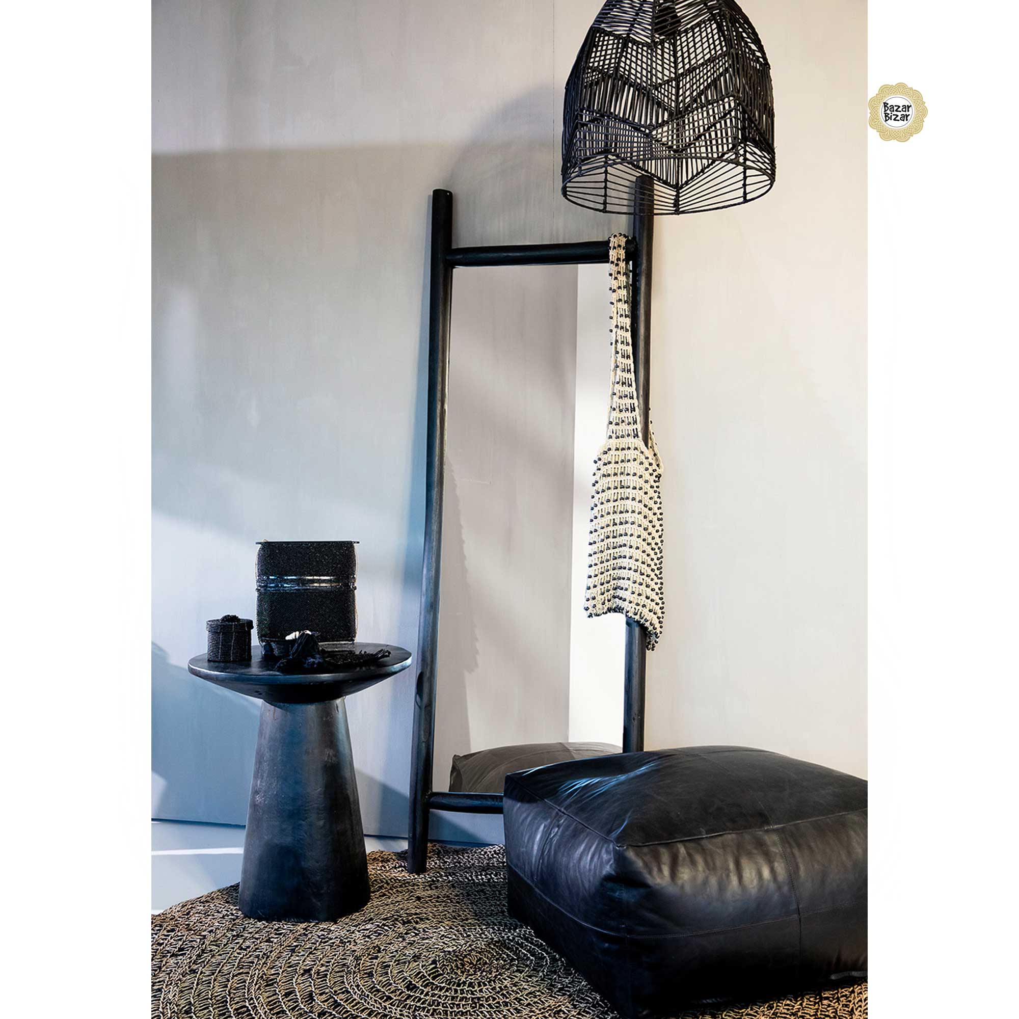 Beistelltisch aus schwarzem Holz für das Wohnzimmer, Bazar Bizar bei Soulbirdee Webshop