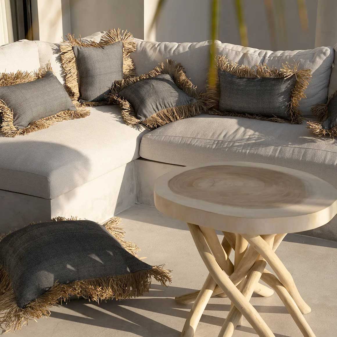 Dekokissen mit Fransen schwarz und Raffia Deko Ibiza Style Kissen mit Kissenfüllung Beach Club Interior von Bazar Bizar im Soulbirdee Onlineshop Kissen kaufen