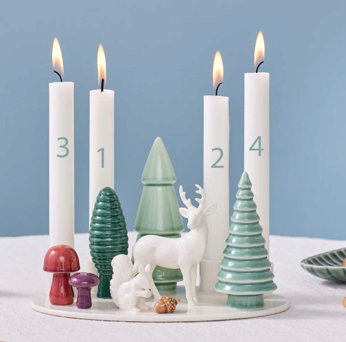 Adventsdeko mit Kränzen, Kerzenhaltern und festlichen Wohnaccessoires aus Naturmaterial