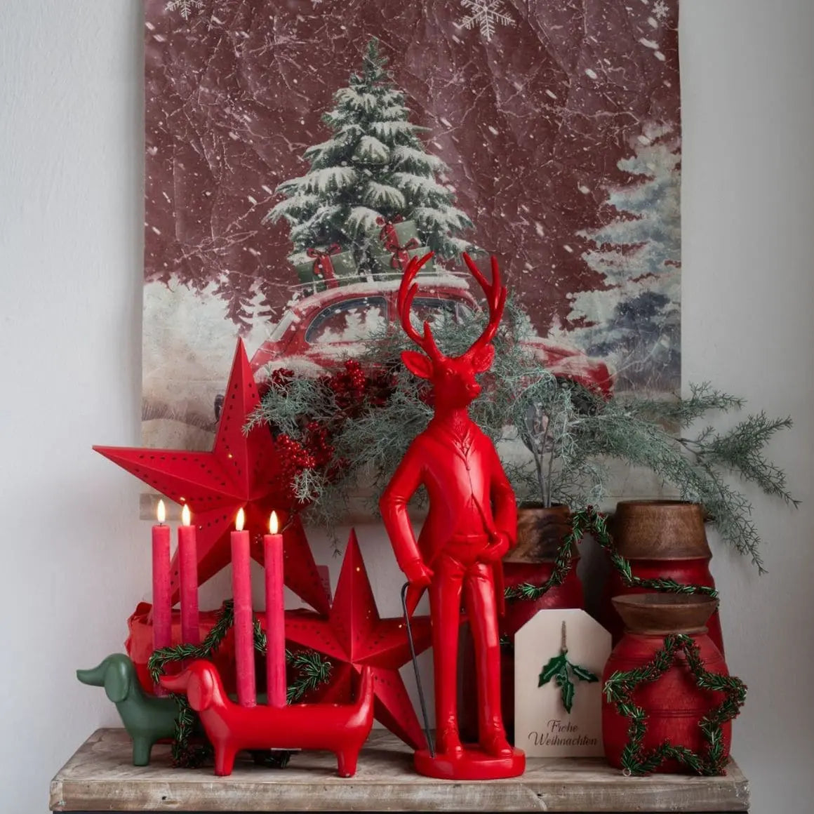 Roter Dackel Kerzenhalter aus Beton mit vier Kerzen auf weihnachtlich dekorierter Konsole