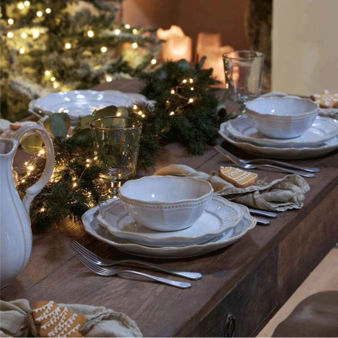 Weißer Speiseteller ALMARA auf einer festlichen Weihnachtstafel