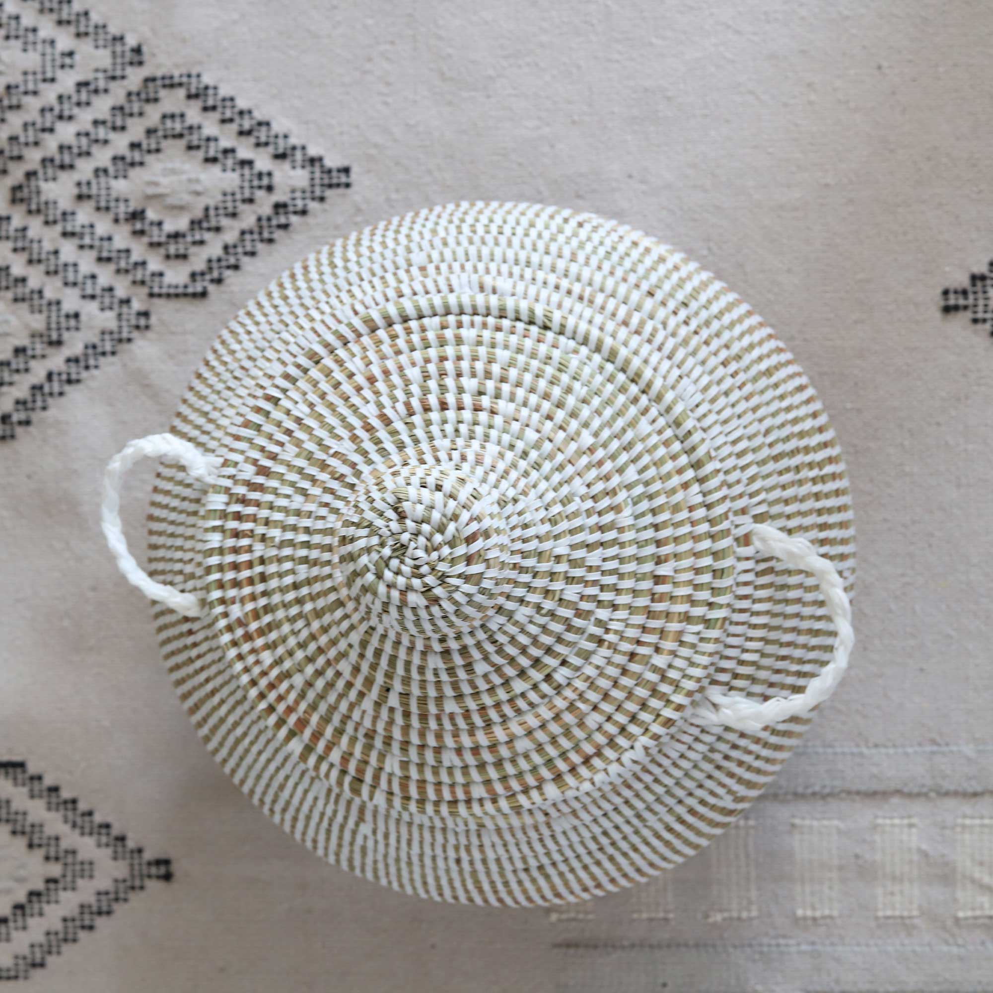 Deckelkorb detail oben weiss Henkel Detail Afrikanisch handarbeit rund Soulbirdee Onlineshop