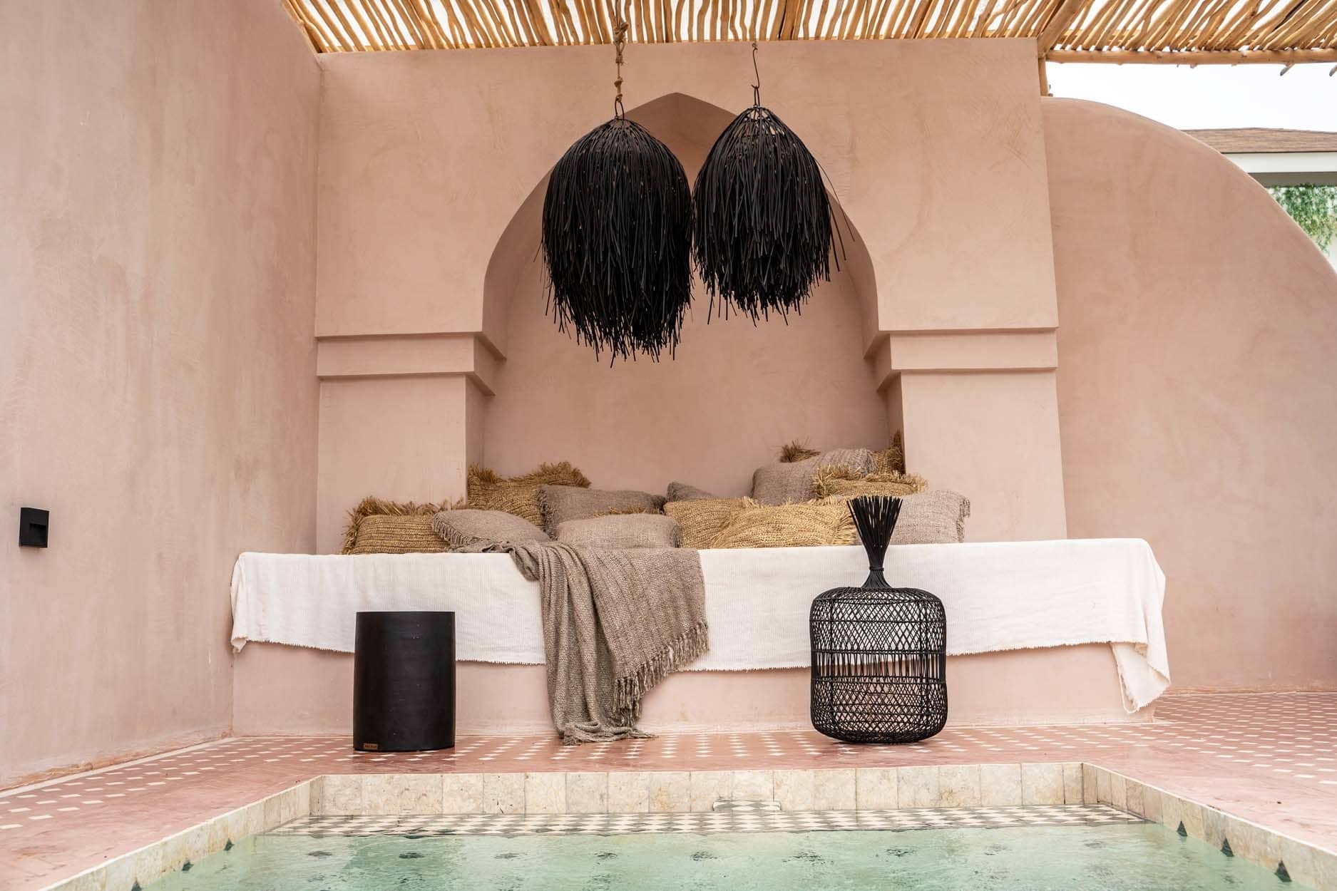 Holz Hocker schwarz Tribe Stool Sidetable Schwarz Beistelltisch Coffeetable JAHU015NB Boho tisch Bazar Bizar Soulbirdee Onlineshop