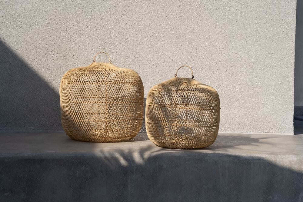Boho Deko Ibiza Batu Bolong Lampenschirm Rattan BAYU048N-L Rattan 60 cm Boden Deko aus Bali Handgeflochten Rattanlampe Bazar Bizar Soulbirdee Onlineshop Rattanlampe Bodenlampe Rattan Lampenschirm