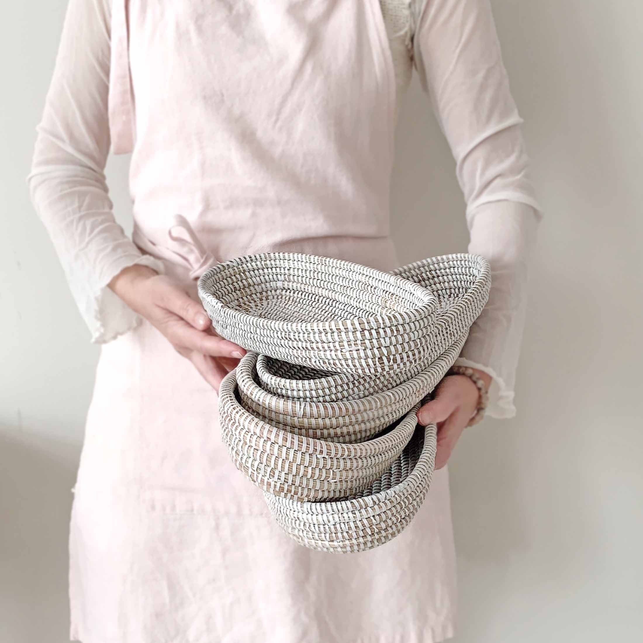 Soulbirdee Onlineshop Ostern Osterdeko Dekoration modern Ideen Skandinavisch kaufen Osterdekor Brotkörbchen OSTERNEST Weisser geflochtener Brotkorb Savannen-Gras Plastikbändern Geschirr und Aufbewahrung online kaufen