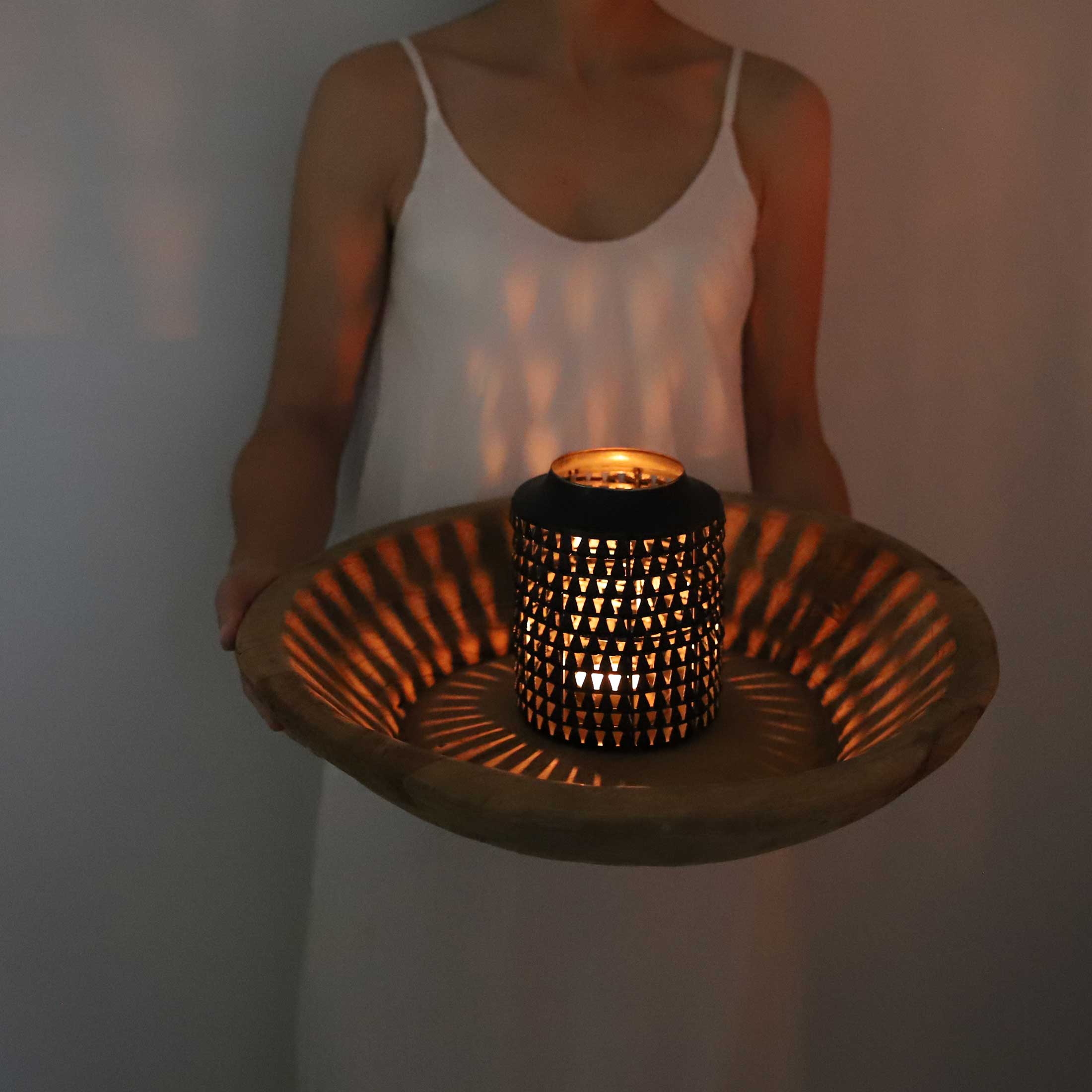 Rundes Windlicht für ein fantasievolles Licht- Schattenspiel ✓ marokkanische Laterne von C´est Bon | Windlicht kaufen | Tischdeko im Soulbirdee OnlineshopSchwarzes Windlicht für ein fantasievolles Licht- Schattenspiel Glasbehälter innen für die Kerze marokkanische Laterne C´est Bon Soulbirdee Onlineshop