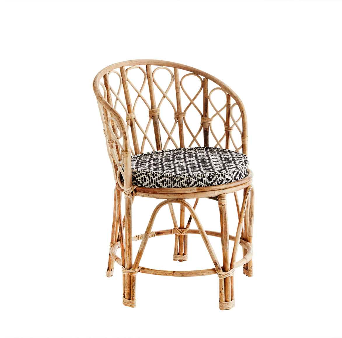Boho Bambus-Stuhl MADAME von Madam Stoltz mit kunstvoller Lehne und schwarz-weiß gemustertem Sitzkissen vor weißem Hintergrund.