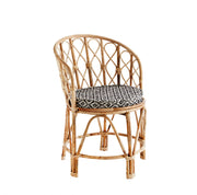 Boho Bambus-Stuhl MADAME von Madam Stoltz mit kunstvoller Lehne und schwarz-weiß gemustertem Sitzkissen vor weißem Hintergrund.