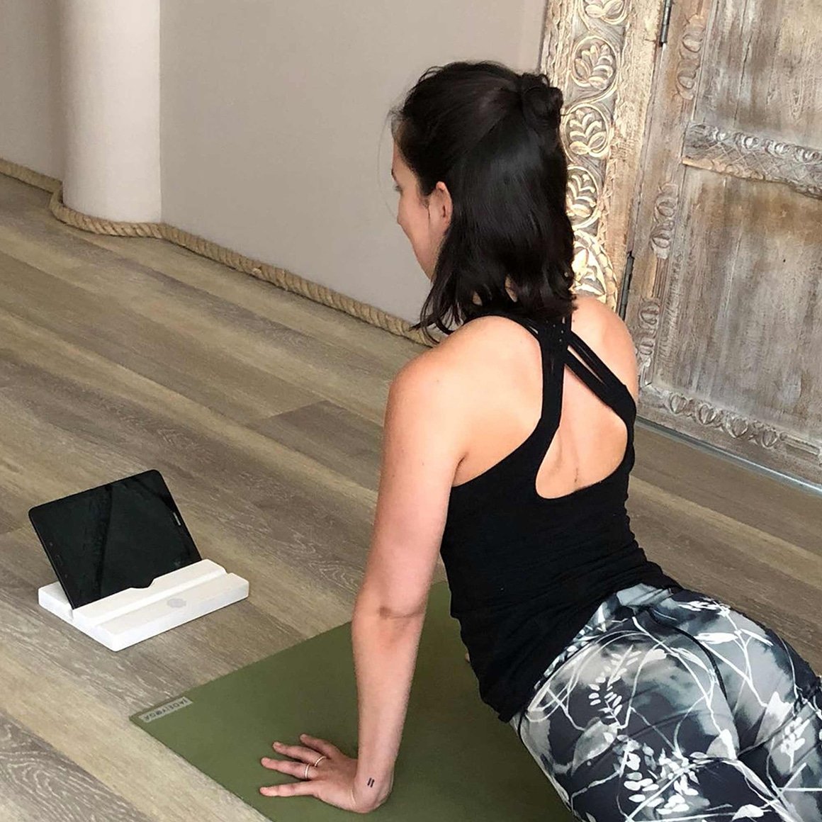 Tablet Halter in Weiß passend zum Apple Ipad. Halter für das Tablet aus Holz, wackelsicher und mit Mandala. Zum Surfen, Filme schauen und Musik hören | Online kaufen, schneller Versand