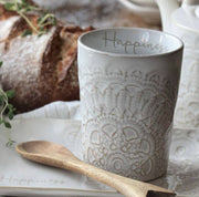 Handgefertigter Keramikbecher HAPPINESS von Majas Cottage mit fühlbarem Mandala-Relief.