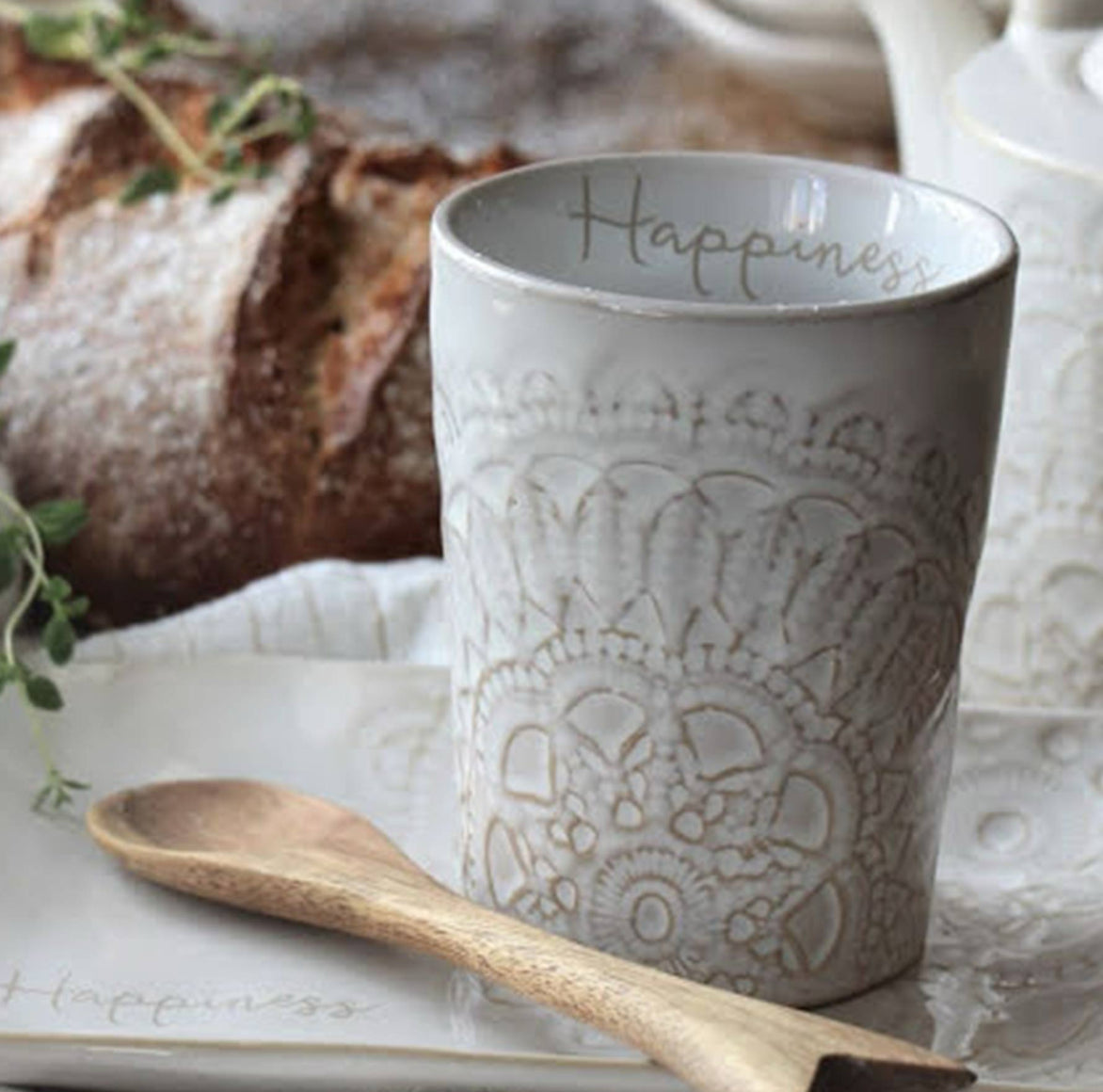 Handgefertigter Keramikbecher HAPPINESS von Majas Cottage mit fühlbarem Mandala-Relief.