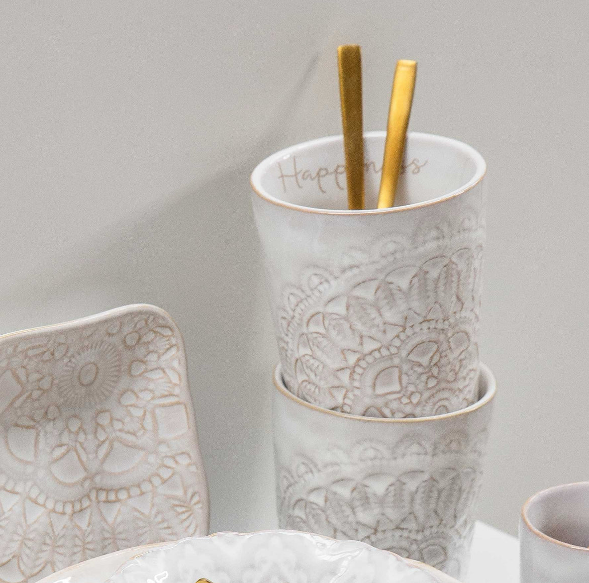 Boho Geschirr mit Mandala sind diese Keramik Becher als Kaffee-Tasse im Büro und zuhause