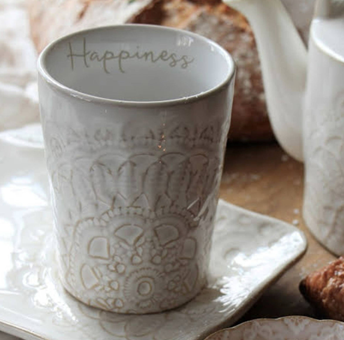 Bürotasse HAPPINESS mit handschriftlicher Botschaft im Inneren der Keramik.