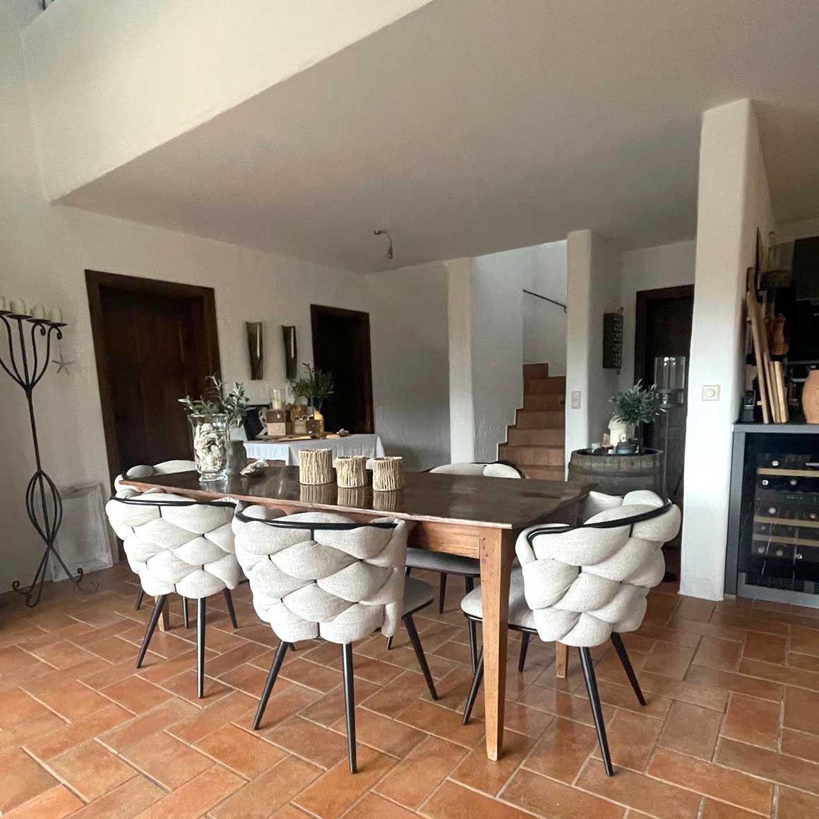 Esszimmerstuhl Beige 6er Set im Boho Stil an großem Esstisch in modernem Wohnraum