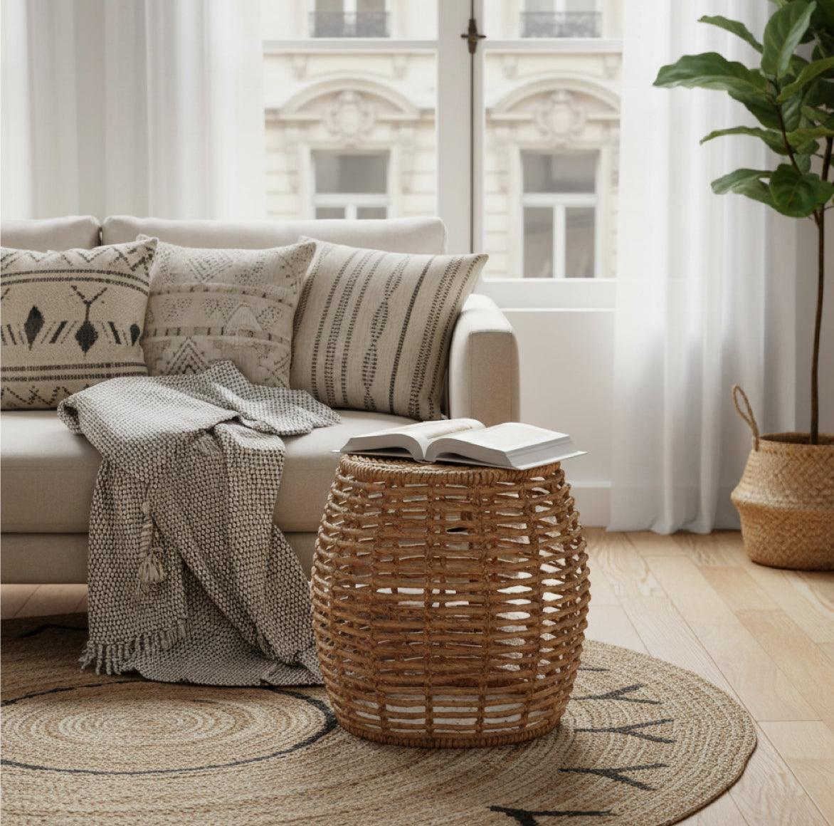 Runder Beistelltisch im Wohnzimmer als Ablage vor Sofa der aus Rattan braun Banananenblatt geflochten ist mit Muster