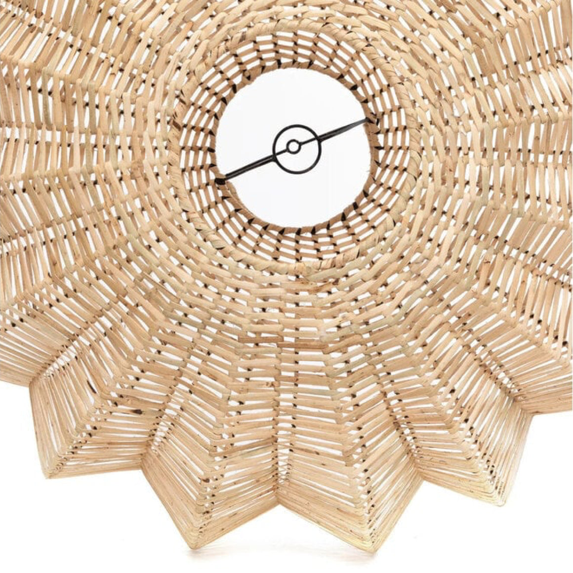 Nahaufnahme des filigranen Rattan-Geflechts der Lampe Cerise – handgefertigtes Naturdesign im Boho-Stil.