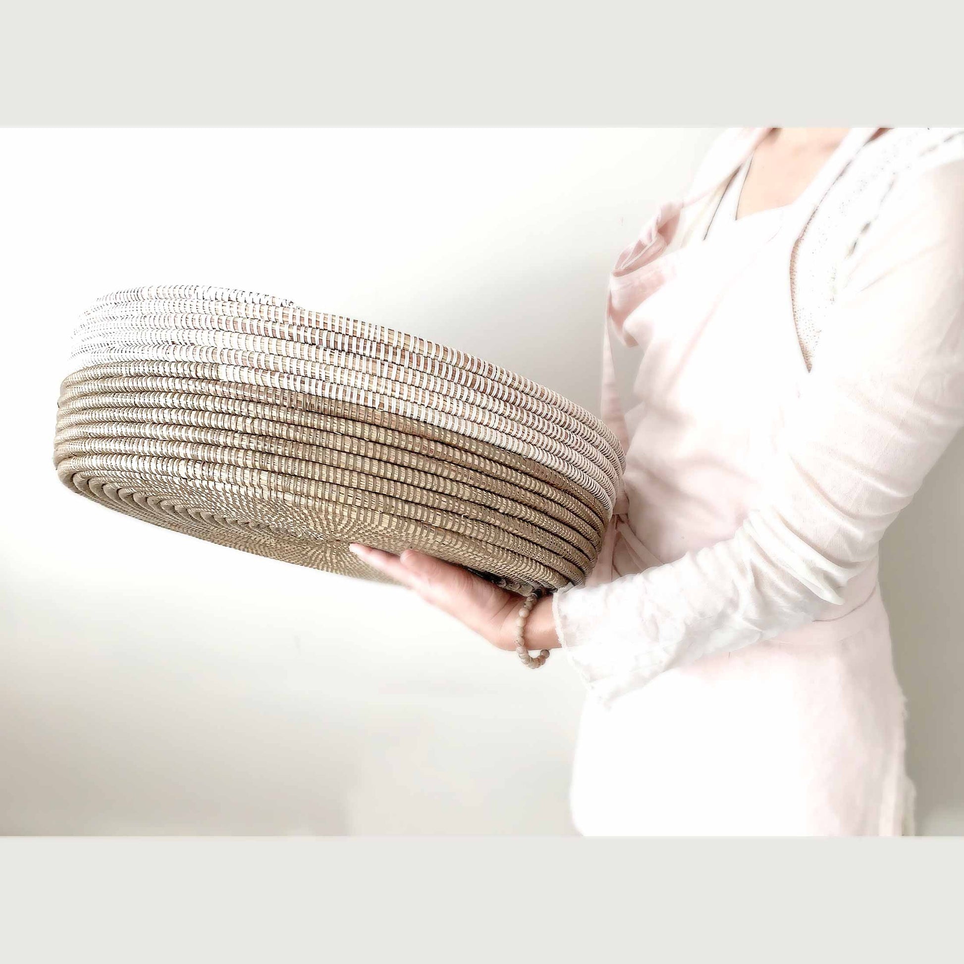 Osterkorb flach breit groß geflochten Handgemacht Weiss Farbe Osterdeko 2023 Osterkorb online kaufen Soulbirdee Onlineshop