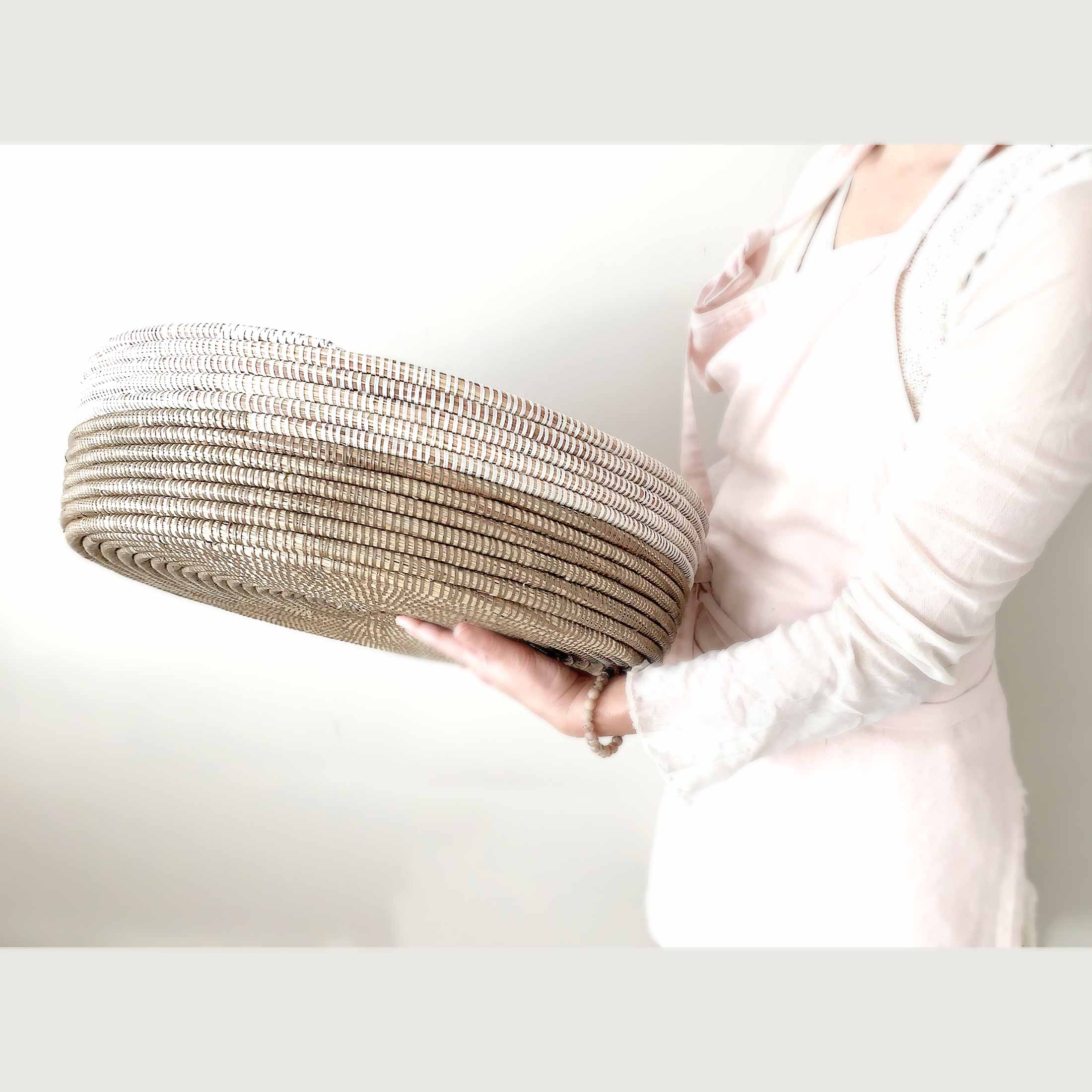 Osterkorb flach breit groß geflochten Handgemacht Weiss Farbe Osterdeko 2023 Osterkorb online kaufen Soulbirdee Onlineshop