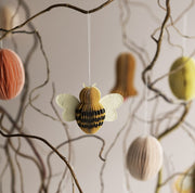 Biene als Frühlingsdeko oder Skandinavische Osterdeko zum Aufhängen an Zweigen, die aus Papier handgefertigt ist von der Marke Bungalow DK