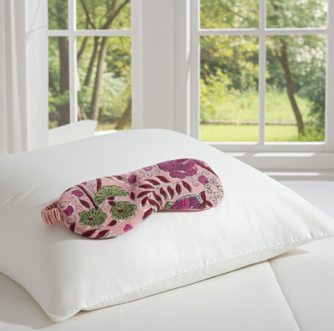 Weiche Samt-Schlafmaske im Boho-Style – das ideale Geschenk für erholsamen Schlaf und entspannte Reisen.