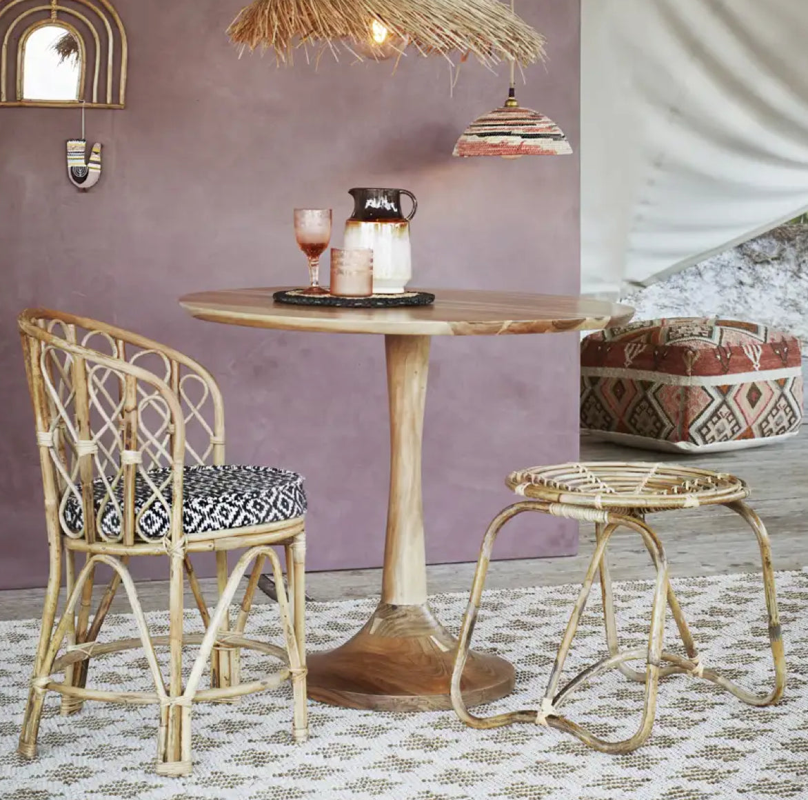 Moderner Essbereich mit dem handgefertigten Bambusstuhl MADAME als gemütlicher Esstischstuhl im Boho-Chic-Stil.