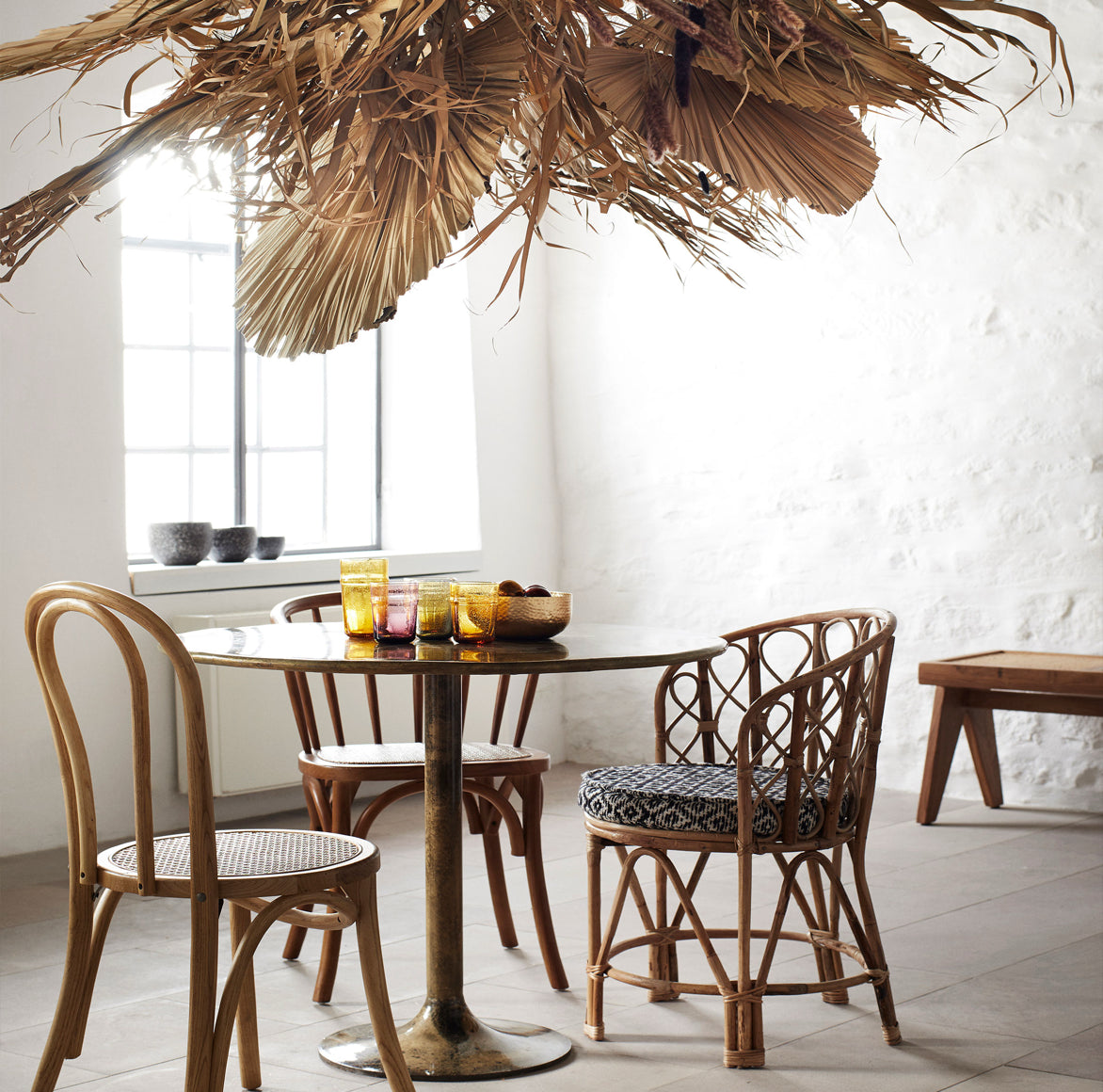 esszimmer mit dem handgefertigten Bambusstuhl MADAME als gemütlicher Esstischstuhl im Boho-Chic-Stil.