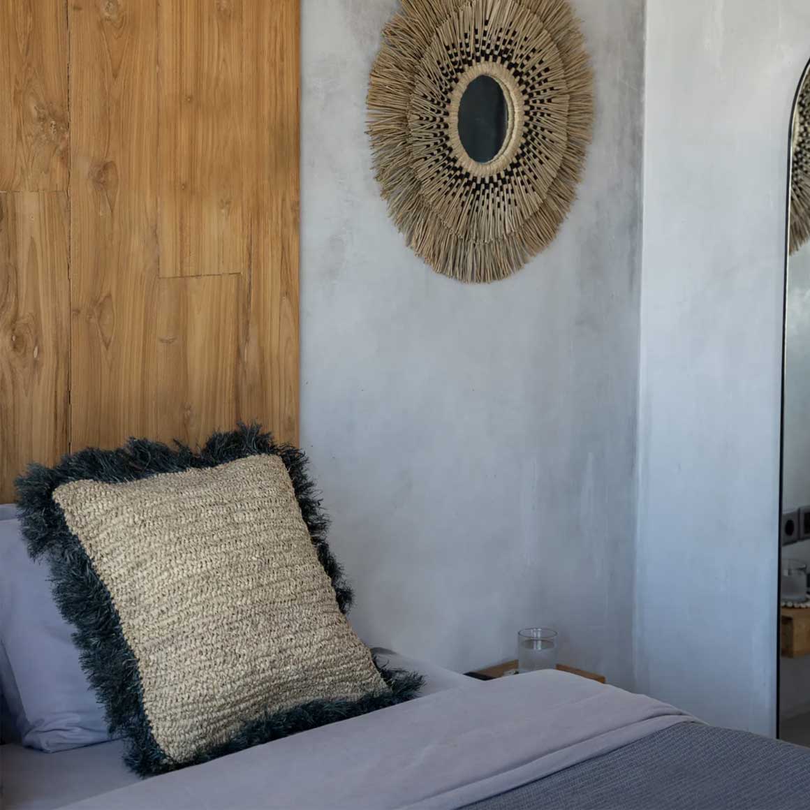 Boho Kissen mit schwarzen Fransen im Boho Style | Bast Kissen mit Kissenfüllung | Boho Deko Kissen von Bazar Bizar im Soulbirdee Onlineshop