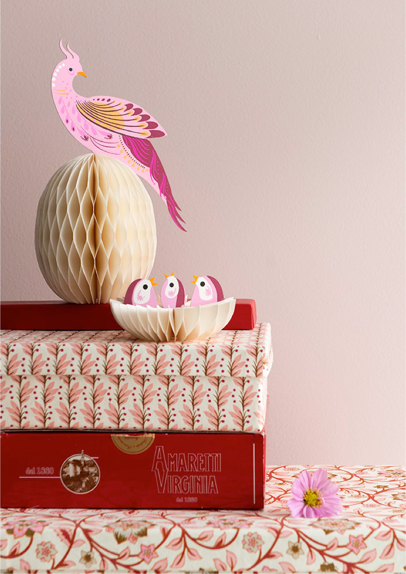 Bungalow DK Osterdeko Paradiesvogel auf Ei stehend neben dem kleinen Nest mit drei Küken aus Papier Skandinavische Osterdeko