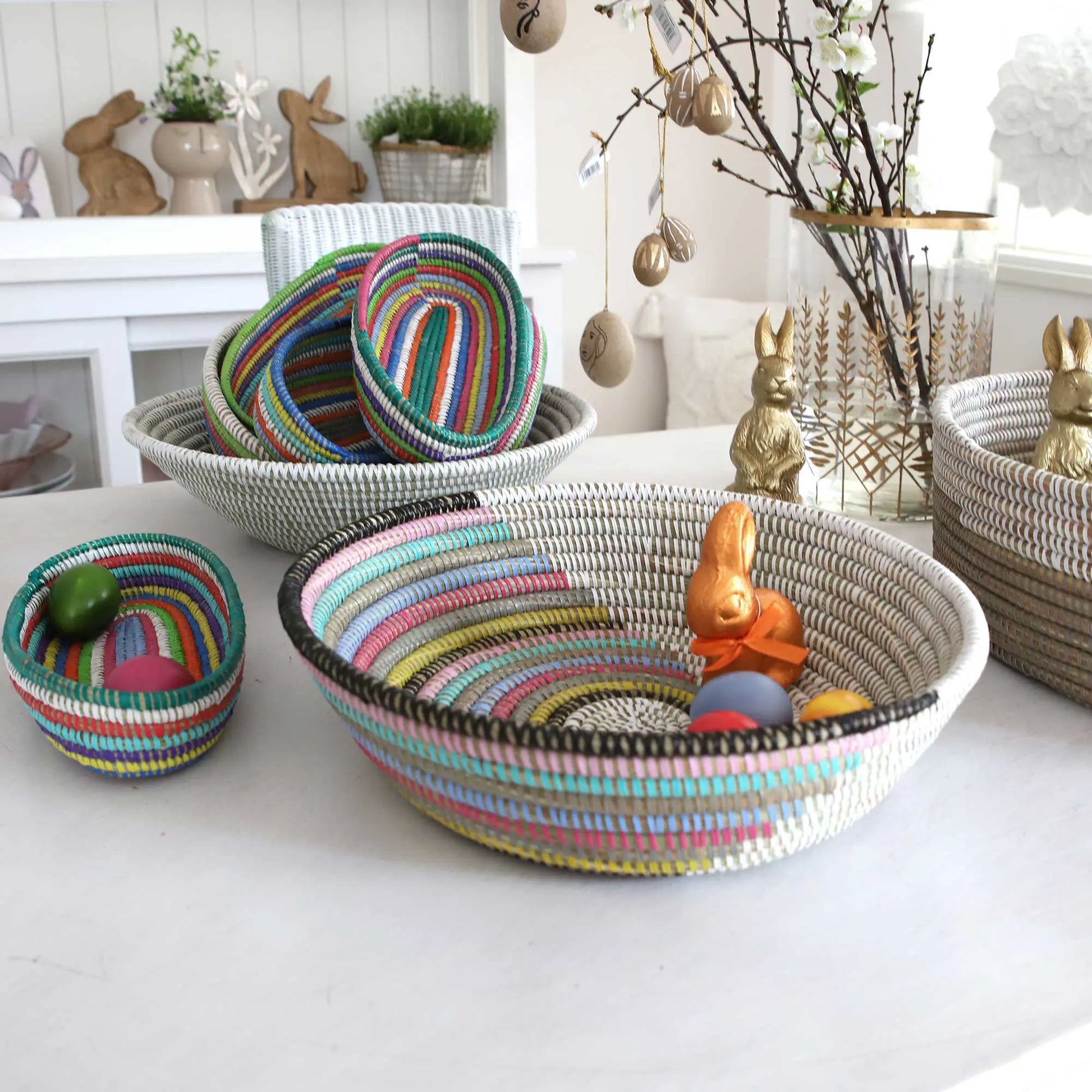 Boho Osternest aus Senegal – natürliche Materialien, farbige Plastikbänder