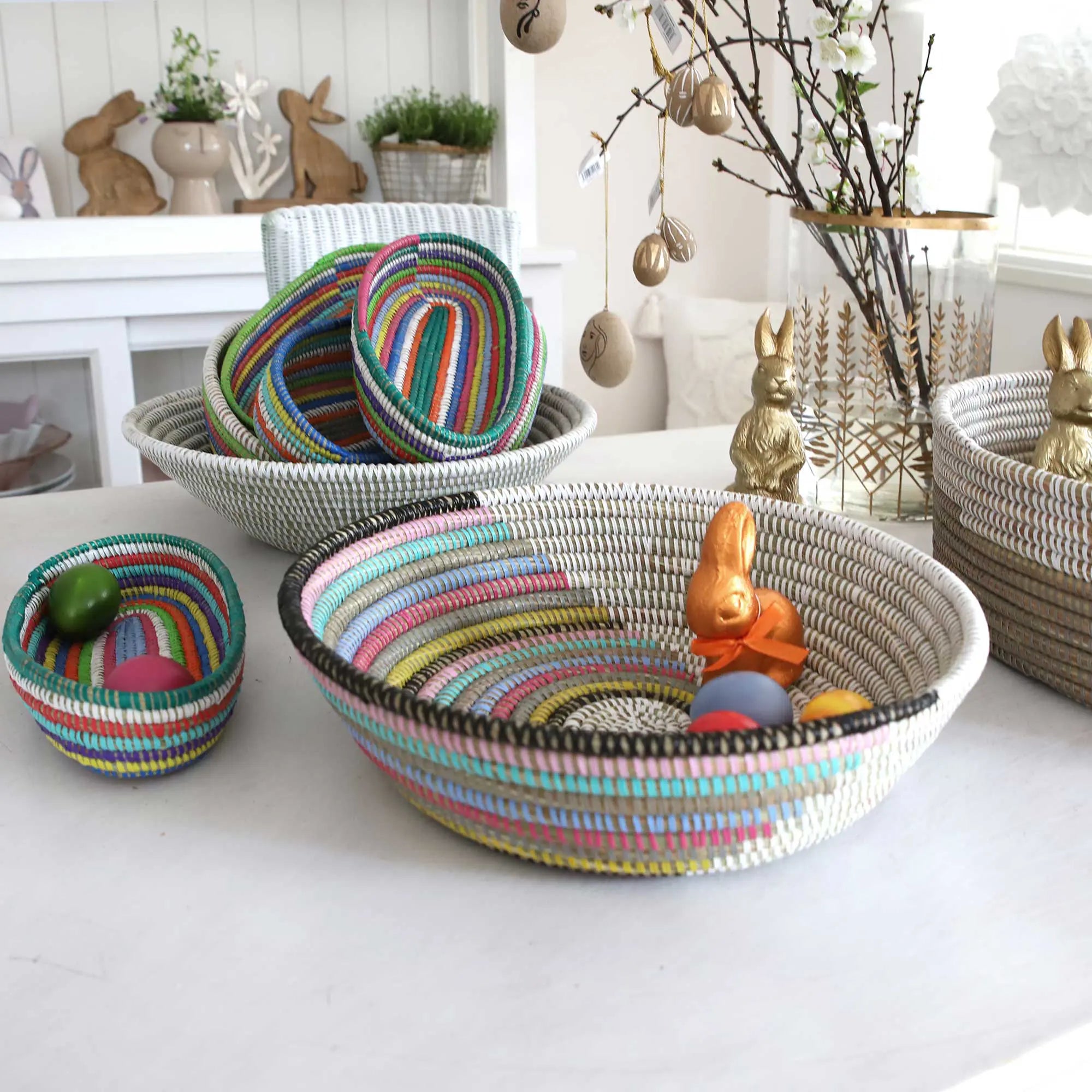 Boho Osternest aus Senegal – natürliche Materialien, farbige Plastikbänder