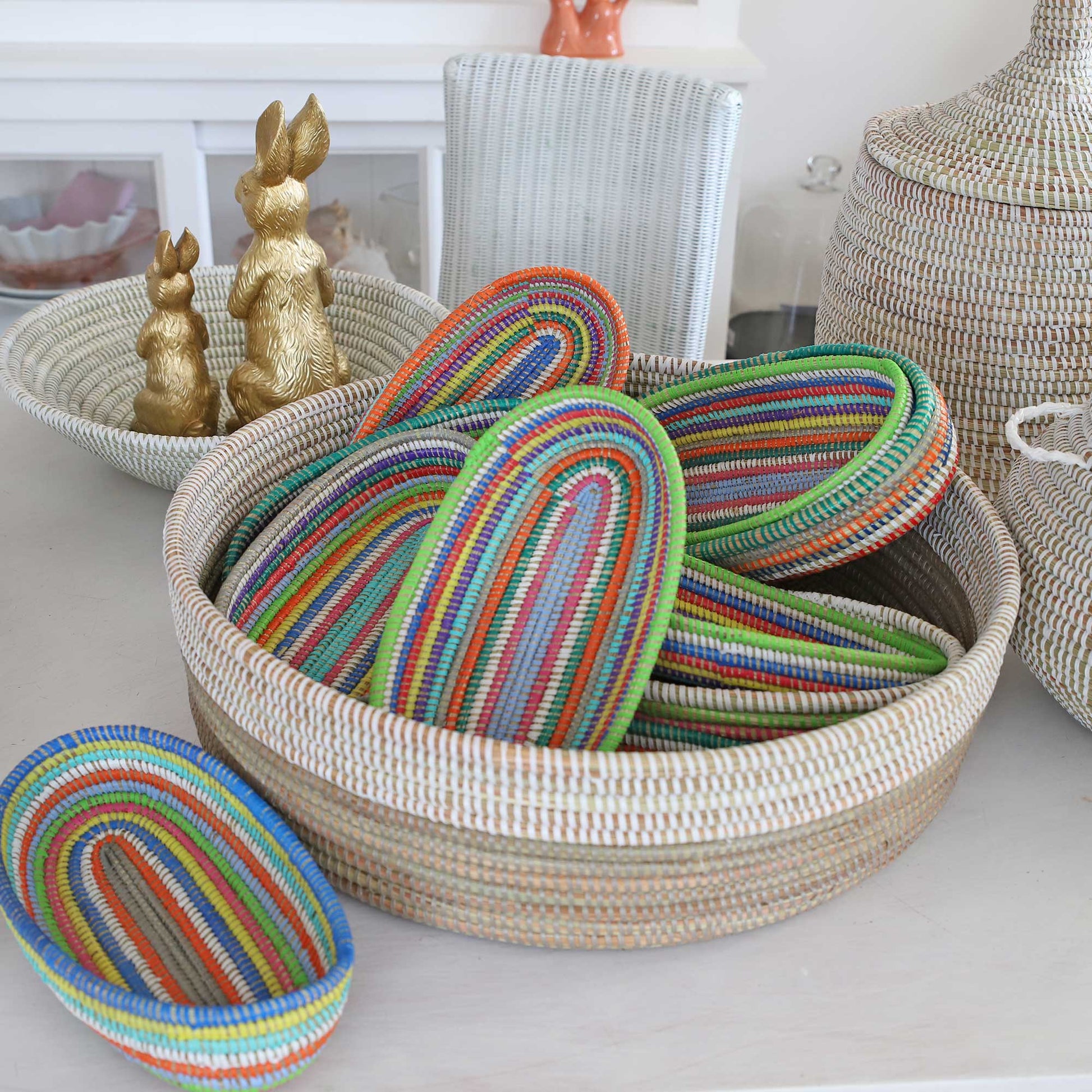 Buntes Osternest hand geflochten handmade Afrikanisches Körbchen aus Savannen-Gras geringelt Osterdeko 2023 online kaufen, Soulbirdee